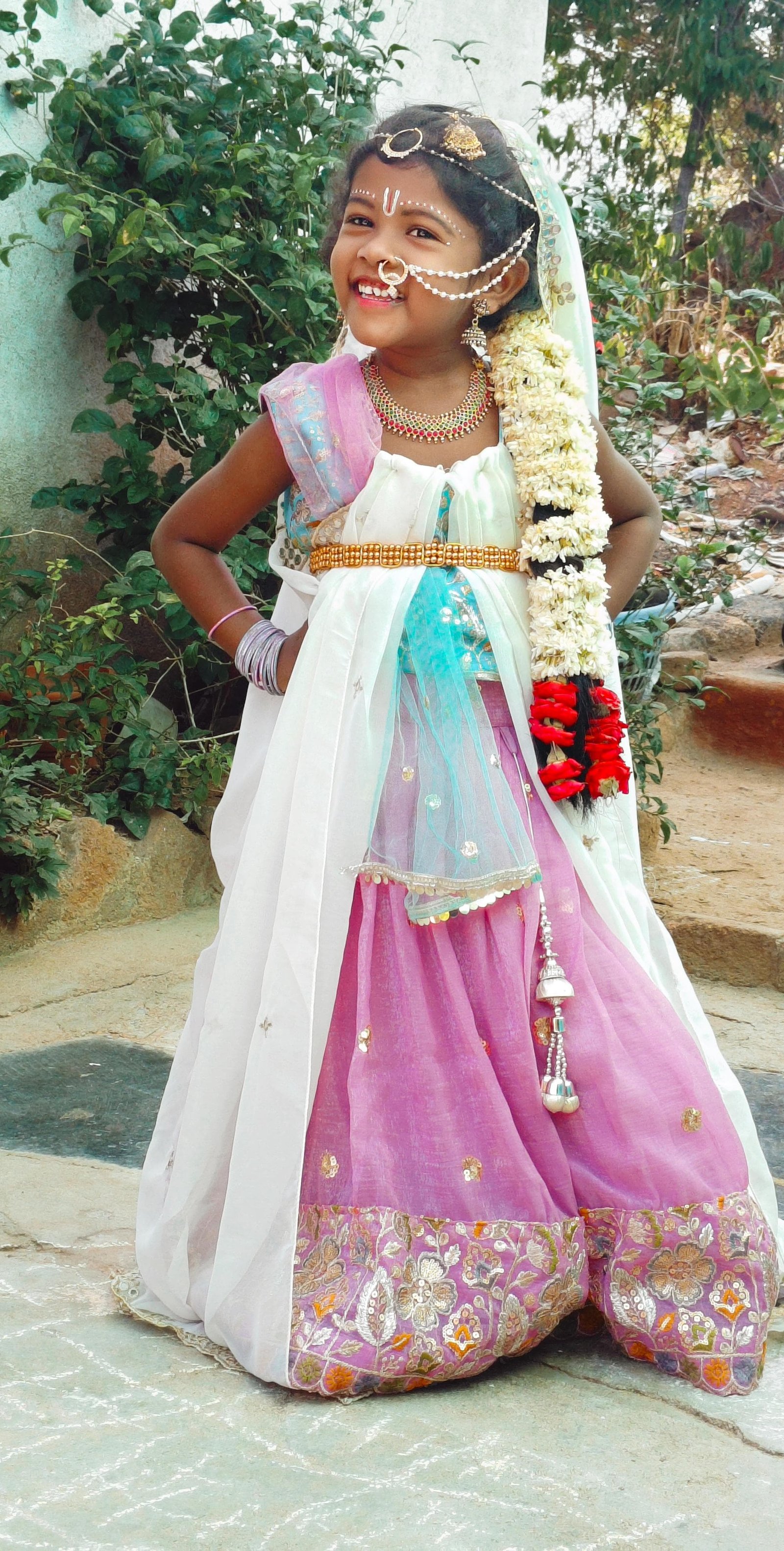 రాధాకృష్ణుల వేషధారణలో చిన్నారుల సందడి...!!!!