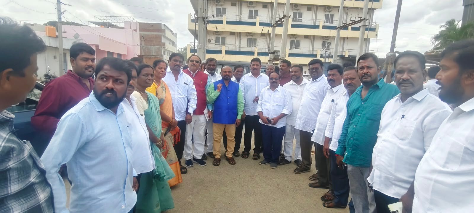 కోడూరు ఎమ్మెల్యేను కలిసిన వైసీపీ ఎస్సీ సెల్‌ నేతలు
