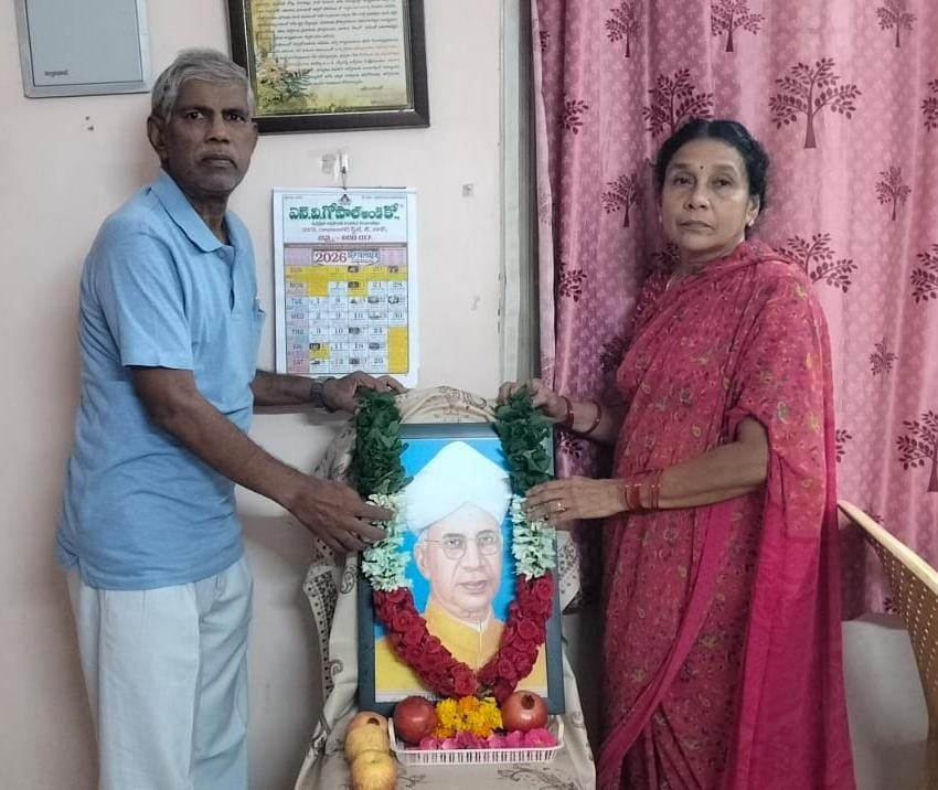 గురువుల సేవలు సమాజానికి మార్గదర్శకం.. జూలియన్ రాజు