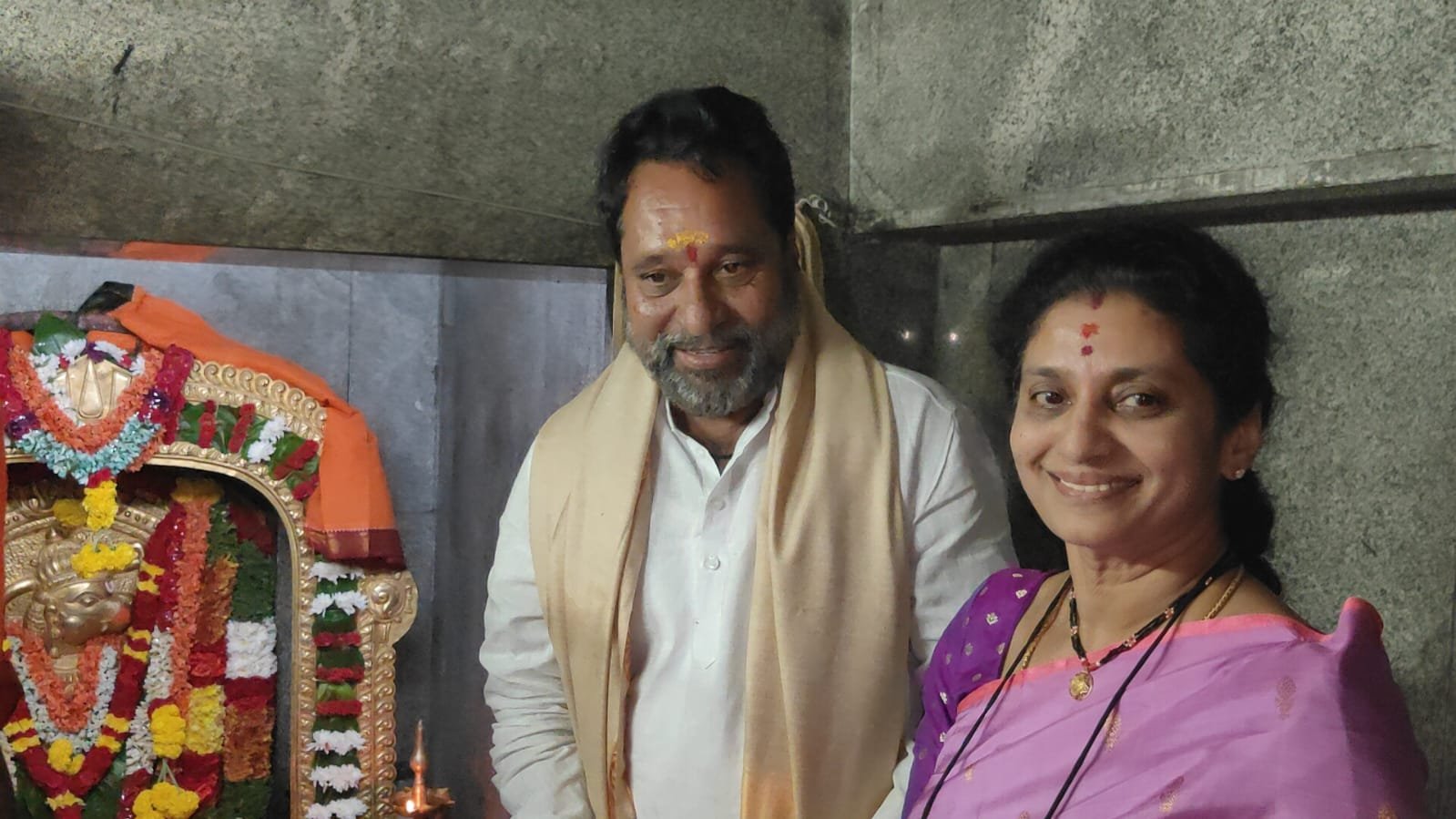 ప్రసన్న ఆంజనేయస్వామిని దర్శించుకున్న ఎమ్మెల్యే దంపతులు