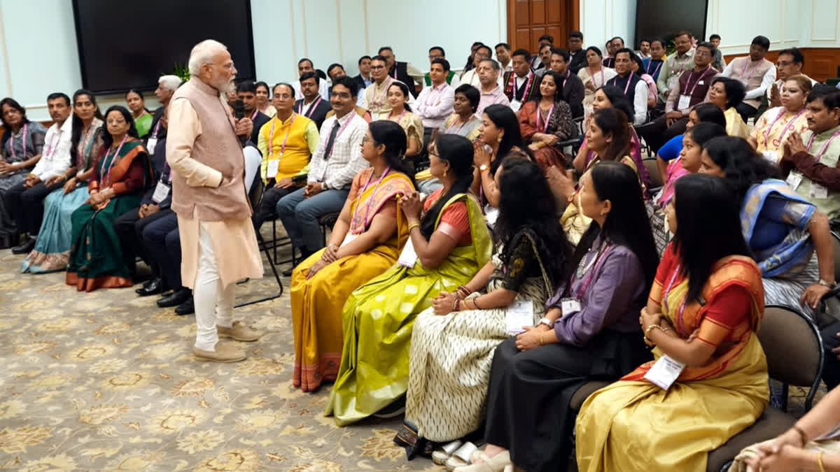 మార్కులకే పరిమితం కాకుండా విద్యార్థుల ప్రవర్తనను గమనించాలని ప్రధానమంత్రి సూచన