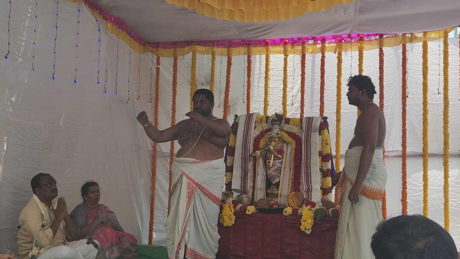 వేదమంత్రాల నడుమ వైభవంగా శ్రీకృష్ణ–రుక్మిణి–సత్యభామల కల్యాణోత్సవం