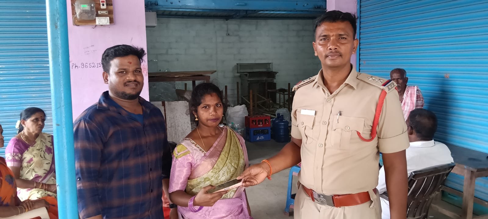 జాతర రద్దీలో పోయిన సెల్‌ఫోన్‌.. తిరిగి అప్పగించిన పోలీసులు