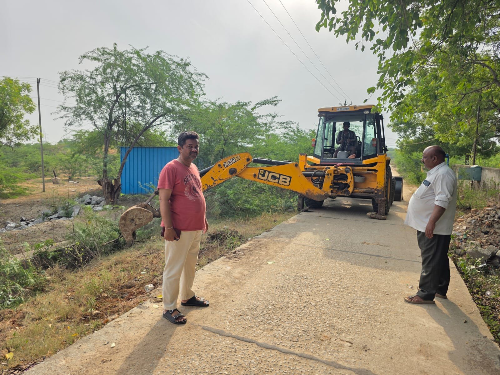 బాలాజీనగర్‌లో ముళ్లకంపల తొలగింపు