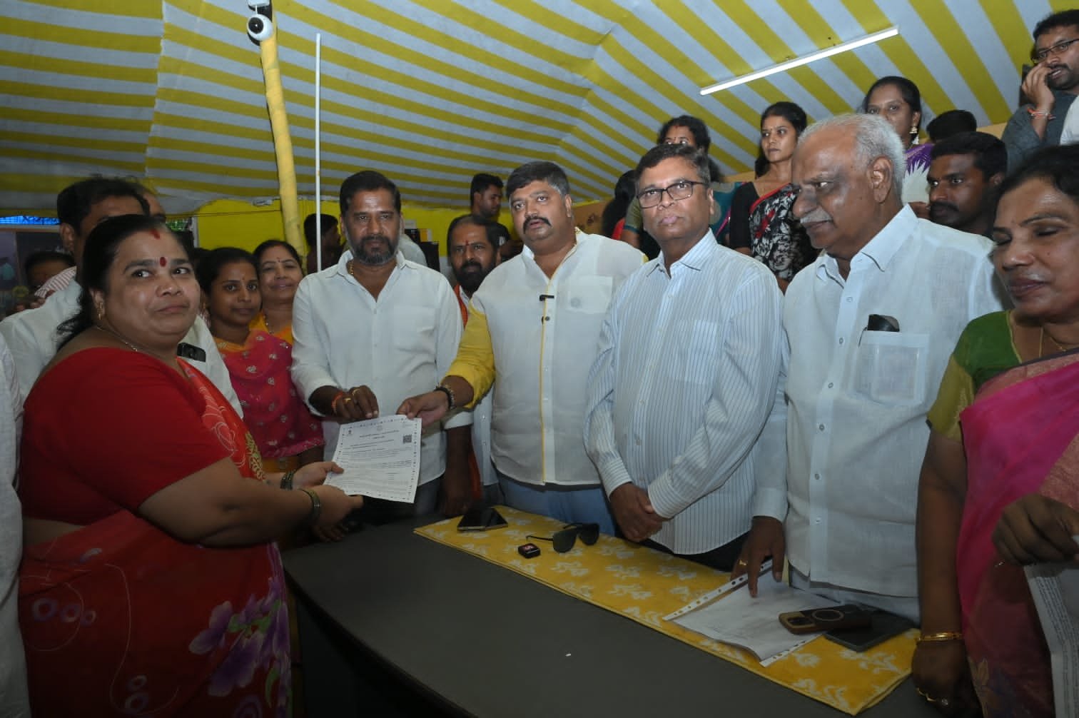 చిత్తూరు ఎమ్మెల్యే గురజాల జగన్‌ మోహన్ అడుగు పడితే.. పేదల ఇంట సంతోషం!...