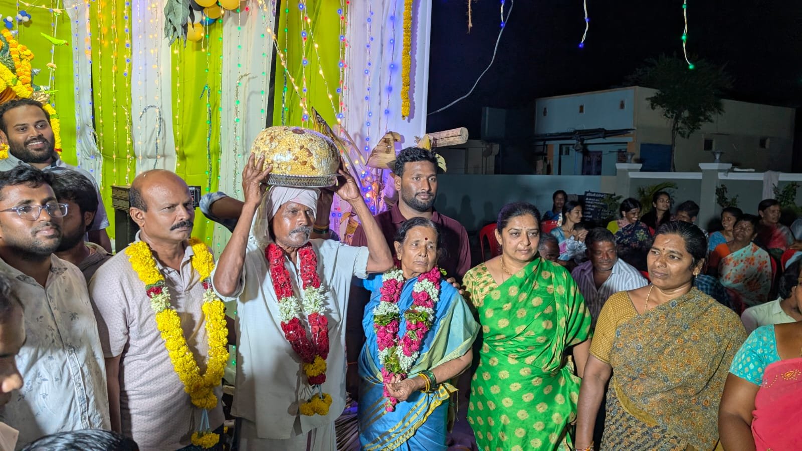 రూ.2.15 లక్షలు పలికిన గణనాథుని లడ్డూ