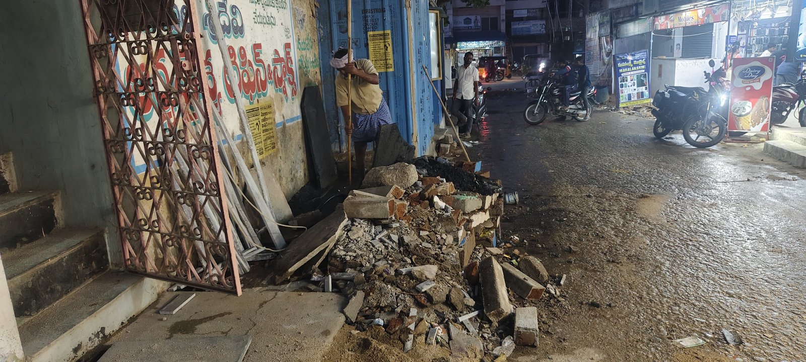 డ్రైనేజీలపై అక్రమ నిర్మాణాలు తొలగించి ప్రజల సమస్యలు పరిష్కరించాలి