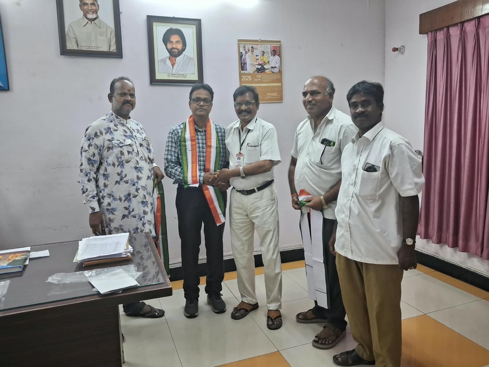 గరుడసేవకు పక్కా ప్రణాళికతో బస్సుల నిర్వహణ... డీపీటీవో శ్రీనివాసరావుకు ఆర్టీసీ నాయకుల అభినందనలు