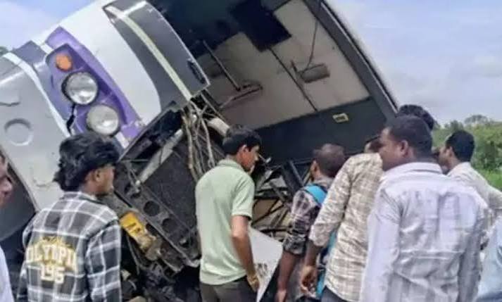 వాల్మీకిపురం వద్ద ఆర్టీసీ బస్సు బోల్తా.. 20 మందికి గాయాలు
