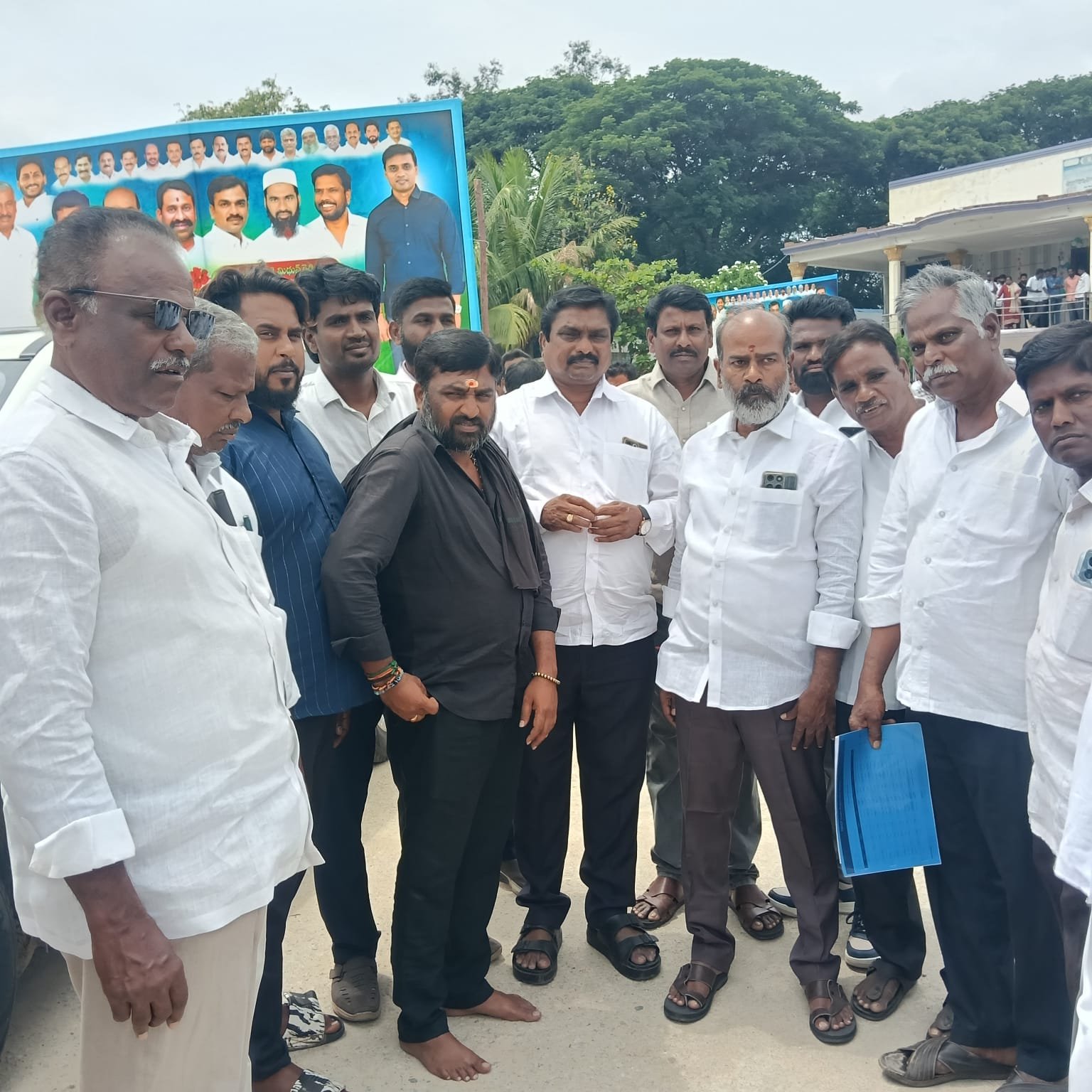 పుంగనూరు పరిశీలకుడిని కలిసిన వైసీపీ దళిత ప్రతినిధులు