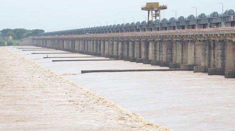 గోదావరికి భారీ వరద.. ధవళేశ్వరం వద్ద ఫస్ట్‌ వార్నింగ్‌కు చేరువ!