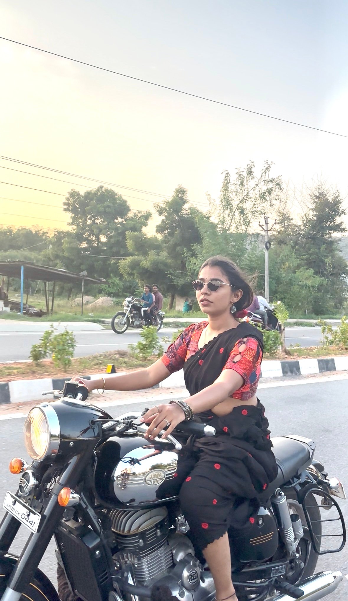 బుల్లెట్ ఎక్కితే.. పూర్వ జైన్ స్టైల్ వేరే!...