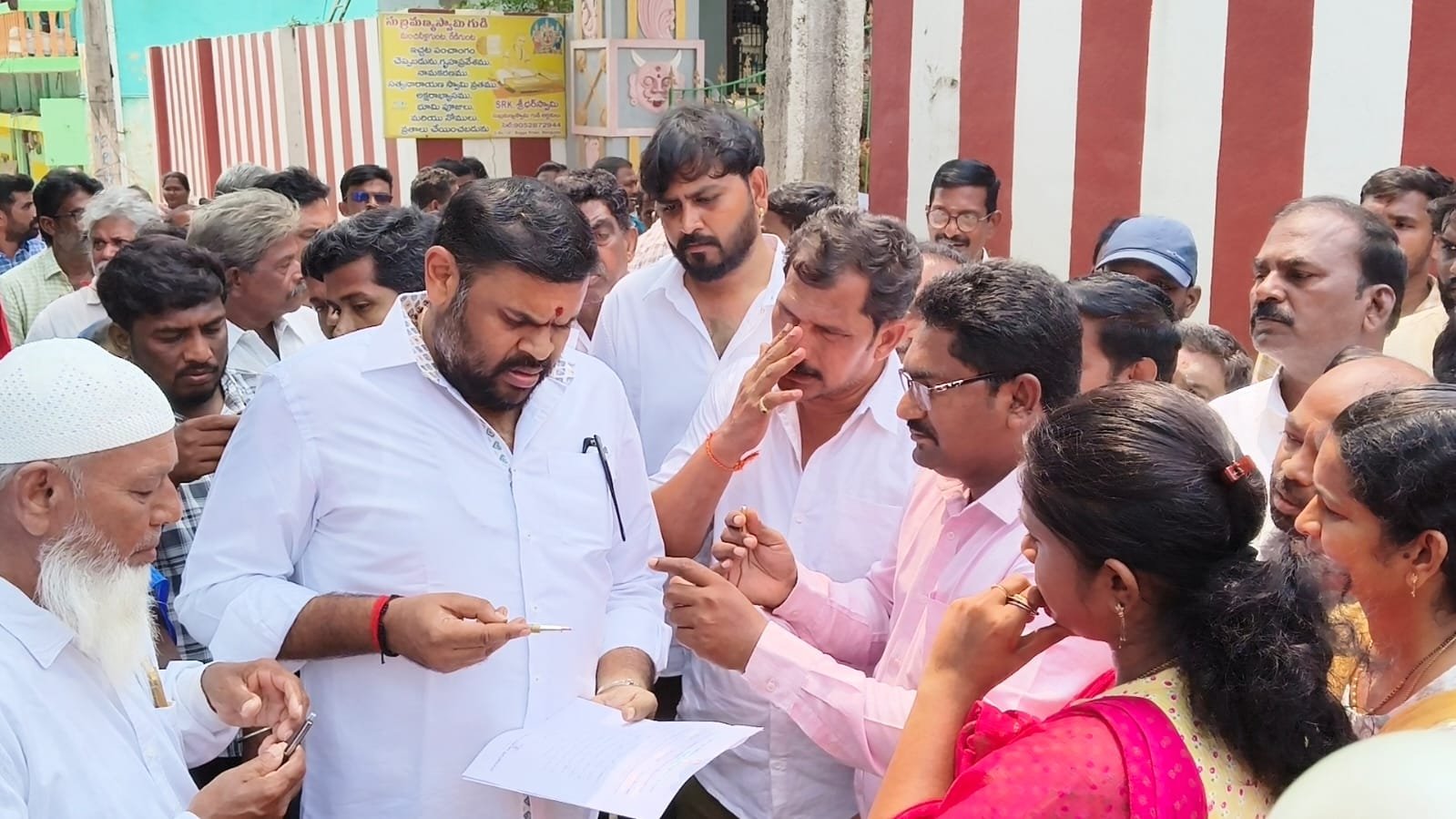 ఎమ్మెల్యే బొజ్జల సుధీర్‌రెడ్డికి శ్రీ లక్ష్మీ గణపతి డైమండ్ హౌస్ ప్లాట్ అసోసియేషన్ వినతి