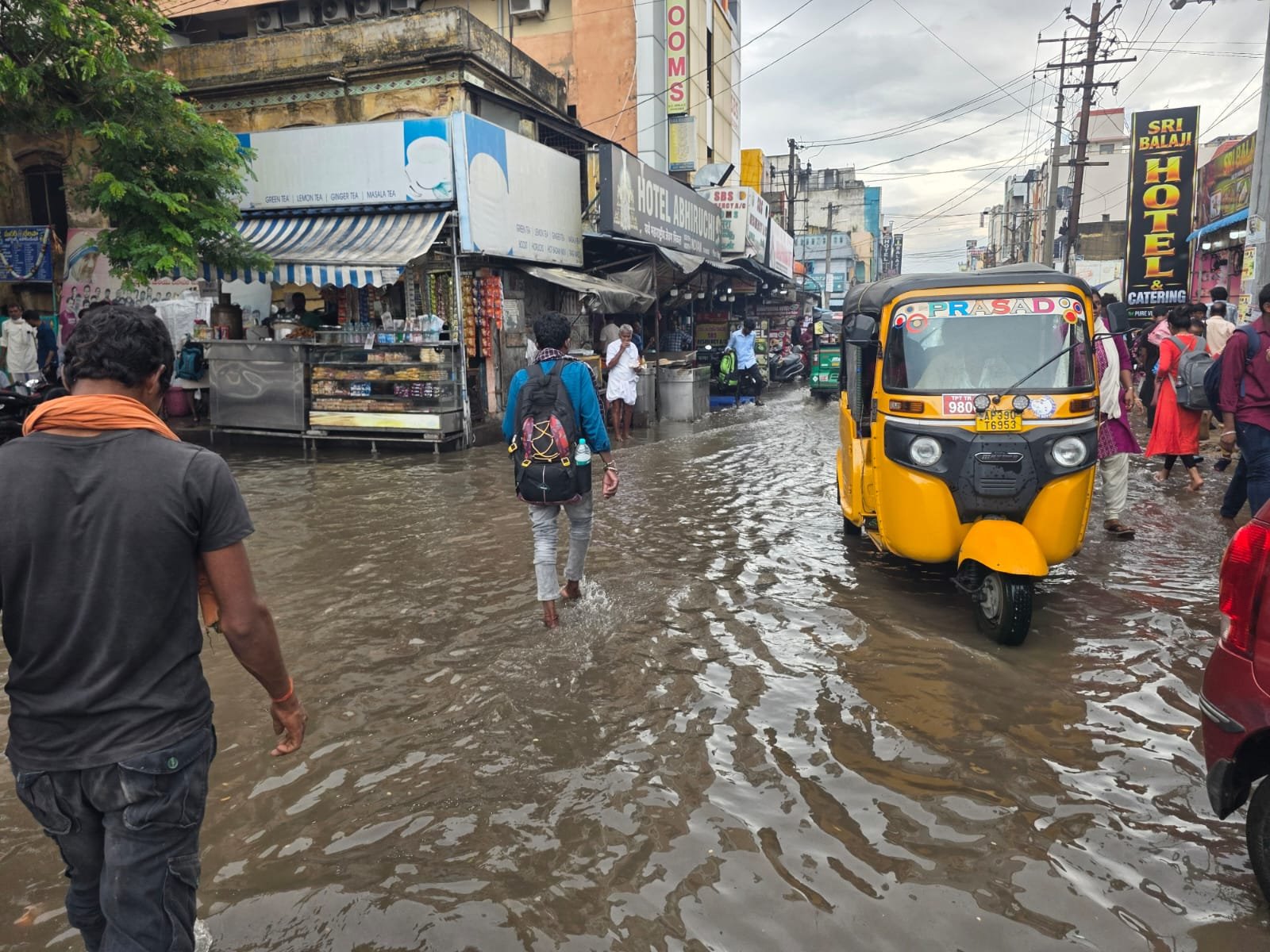 జలమయమైన రేణిగుంట రైల్వే స్టేషన్‌ ప్రాంగణం....శాశ్వత పరిష్కారం ఏదీ?